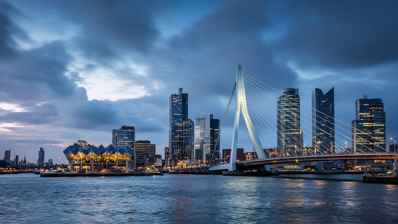 Rotterdam en de Erasmusbrug in het blauwe uur
